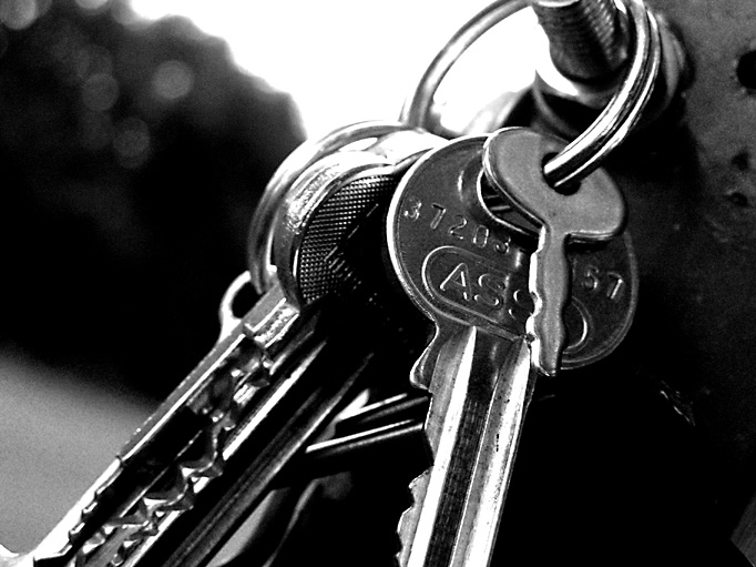 House keys hang on a peg. CC by sa 2 linus bohman flickr