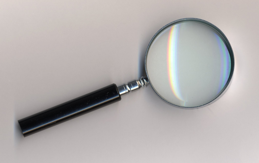 A magnifying_glass. Derivative of cc by-sa 3 - Tomomarusan wikimedia w1020